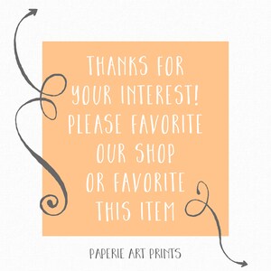 K&ouml;nnte beinhalten: Ein quadratisches Schild in Pfirsichfarbe mit abgerundeten Ecken und wei&szlig;em Text, der "THANKS FOR YOUR INTEREST! PLEASE FAVORITE OUR SHOP OR FAVORITE THIS ITEM" und "PAPERIE ART PRINTS" lautet. Das Schild ist von zwei schwarzen Pfeilen umgeben, die nach rechts und links zeigen, sowie von zwei schwarzen Schn&ouml;rkeln.