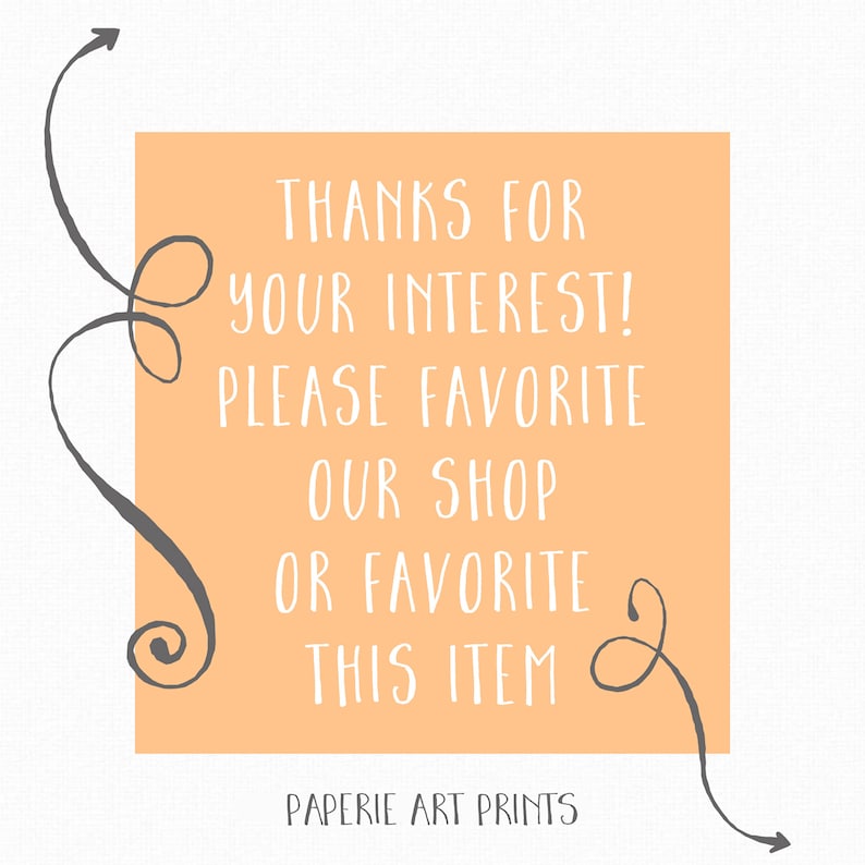 K&ouml;nnte beinhalten: Ein quadratisches Schild in Pfirsichfarbe mit abgerundeten Ecken und wei&szlig;em Text, der "THANKS FOR YOUR INTEREST! PLEASE FAVORITE OUR SHOP OR FAVORITE THIS ITEM" und "PAPERIE ART PRINTS" lautet. Das Schild ist von zwei schwarzen Pfeilen umgeben, die nach rechts und links zeigen, sowie von zwei schwarzen Schn&ouml;rkeln.