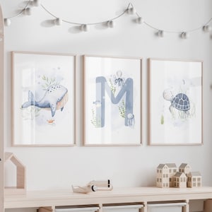 Sob o Mar Impressão | Impressão animal do berçário do oceano | Estampa de baleia | Decoração de arte de berçário | Impressão personalizada do nome inicial | Impressão de sala de jogos | Conjunto de 3