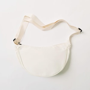 Y2K 2000s Cremefarbene Crossbody Tasche / Half Moon Bag / runde Tasche. Reißverschlussfach. Verstellbarer Riemen