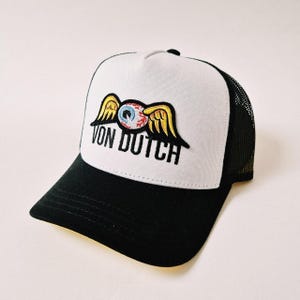 Peut inclure: Panneau en bois rustique avec l'inscription "Welcome to our home" en lettres blanches. Le panneau pr&eacute;sente une finition vieillie et un design simple et accueillant, id&eacute;al pour la d&eacute;coration d'entr&eacute;e.