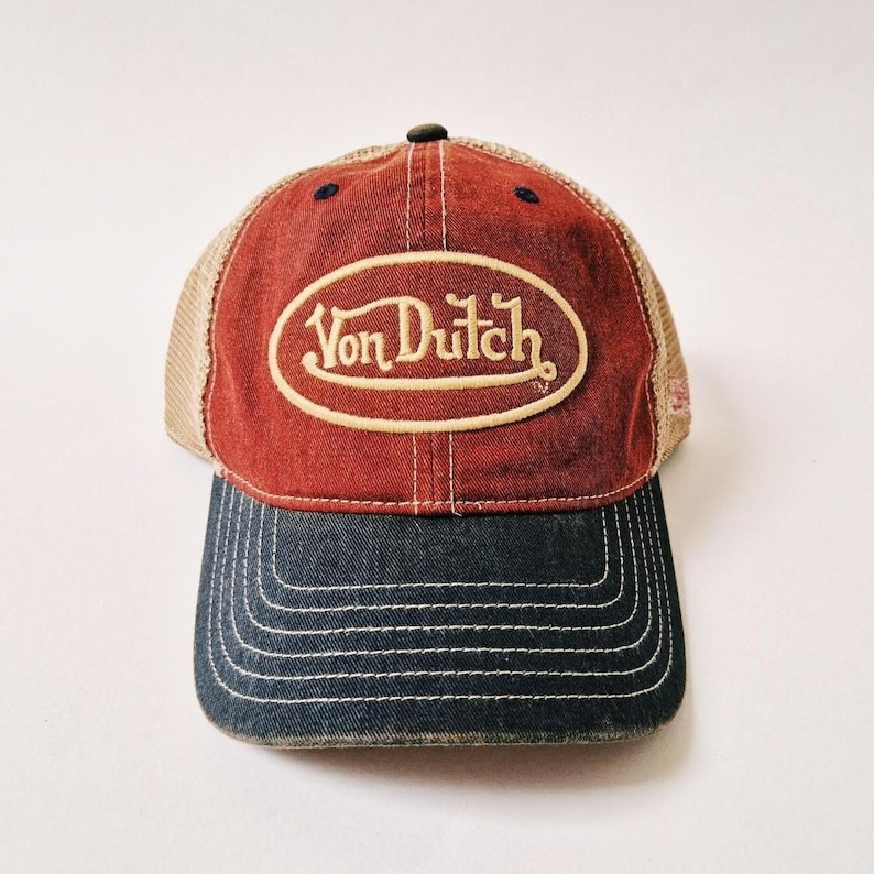 Puede incluir: Una taza de cer&aacute;mica blanca con asa negra y el texto "But First, Coffee" en negrita negra. La taza se encuentra sobre un fondo borroso, sugiriendo un ambiente acogedor.