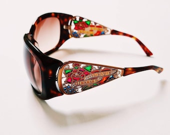 Vintage Y2K Unisex Oversize'owe okulary przeciwsłoneczne Ed Hardy / Okulary Ed Hardy. Szalone, diamentowe zdobienia z motywem LOVE HOPE i wytłoczeniami na ćwiekach.