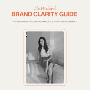 Op de afbeelding: Een werkboek getiteld "BRAND CLARITY GUIDE" met de tekst "Een creatief zelfontdekkingswerkboek voor kleine ondernemers." De omslag toont een vrouw die op een bank zit. De bovenkant van de afbeelding bevat de tekst "BOHO X CREATIVE" en "BRAND CLARITY GUIDE".