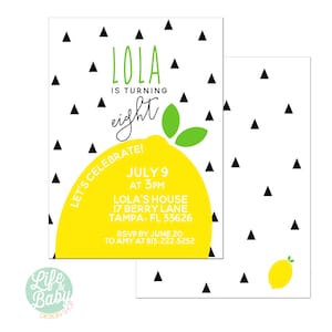Puede incluir: Una invitaci&oacute;n de cumplea&ntilde;os de color amarillo en forma de lim&oacute;n con confeti triangular negro. La invitaci&oacute;n dice "Lola cumple ocho a&ntilde;os! &iexcl;Celebremos! 9 de julio a las 3 pm. Casa de Lola 17 Berry Lane Tampa, FL 33626 RSVP antes del 20 de junio a Amy al 813.222.5252"