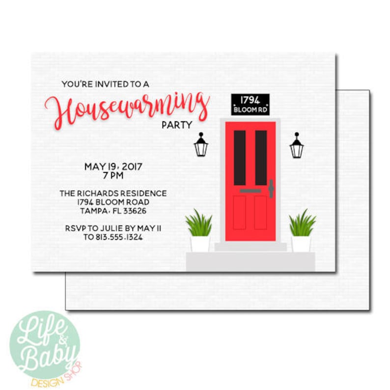 Pu&ograve; includere: Un invito a una festa di inaugurazione della casa rossa con una porta rossa, due lanterne bianche e piante verdi. Il testo recita "You're invited to a Housewarming Party", "May 19, 2017 7 PM", "The Richards Residence 1794 Bloom Road Tampa, FL 33626", "RSVP to Julie by May II to 813.555.1324".