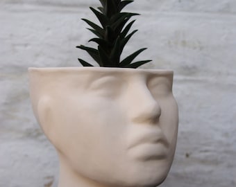 Maceta de terracota con forma de cabeza: Maceta de cerámica hecha a mano con cara de mujer