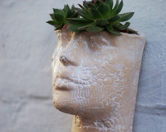 Maceta colgante de terracota beige / Maceta con cabeza de mujer