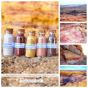 Op de afbeelding: Vijf kleine glazen flesjes met kurken, elk gevuld met een andere kleur mineraalzand. De flesjes zijn gelabeld met "The Great Crater Negev Desert - Israel". De afbeelding bevat ook een collage van woestijnlandschappen.