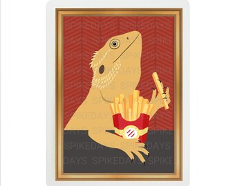Peut inclure: Une illustration encadrée d'un dragon barbu tenant une boîte de frites. Le dragon est brun clair avec un ventre jaune. L'arrière-plan est un motif en chevron rouge et blanc.