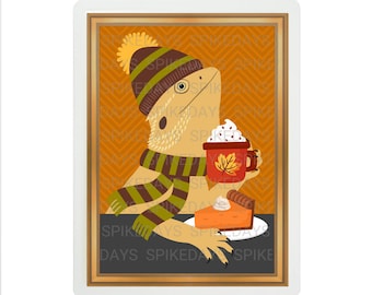 Peut inclure: Illustration d'un dragon barbu portant un chapeau et une écharpe rayés, tenant une tasse de boisson garnie de crème fouettée et une part de tarte à la citrouille. La tasse a un motif de feuille d'automne. Le fond est orange avec un motif en chevrons.