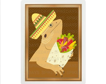 Peut inclure: Un dragon barbu portant un sombrero tient un burrito dans ses griffes. Le burrito est rempli de viande, de laitue, de tomates et de fromage. Le dragon est dans un cadre brun avec un motif répétitif.