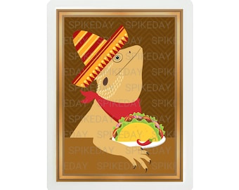Peut inclure: Illustration numérique d'un lézard portant un sombrero et un bandana rouge, tenant une assiette avec un taco et un piment rouge. Le fond est marron avec un motif répété et le texte "SPIKEDAY".