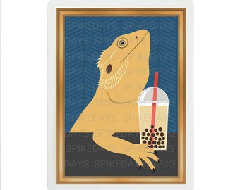 Peut inclure: Une illustration encadrée d'un dragon barbu tenant une tasse de boba tea. L'arrière-plan est un motif bleu en chevron avec le texte "SPIKEDAYS" répété.