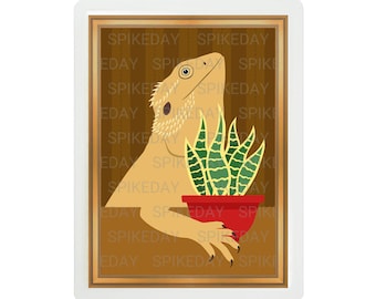 Peut inclure: Une illustration encadrée d'un dragon barbu tenant une plante succulente en pot. L'arrière-plan est un motif rayé brun avec le mot "SPIKEDAY" répété.
