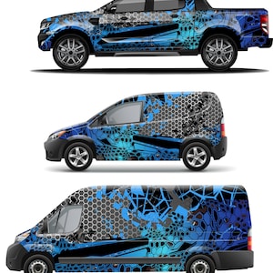 Pode incluir: Tr&ecirc;s ve&iacute;culos com um design de camuflagem azul e preto. O design apresenta um padr&atilde;o de favo de mel com acentos azuis e pretos. Os ve&iacute;culos s&atilde;o uma caminhonete, uma van e uma van menor.