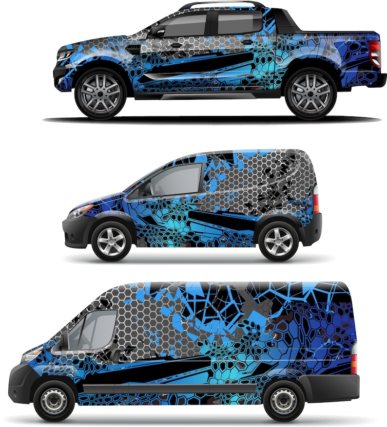 Pode incluir: Tr&ecirc;s ve&iacute;culos com um design de camuflagem azul e preto. O design apresenta um padr&atilde;o de favo de mel com acentos azuis e pretos. Os ve&iacute;culos s&atilde;o uma caminhonete, uma van e uma van menor.