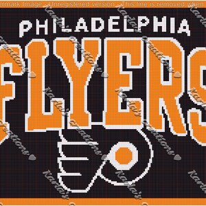 Könnte beinhalten: Ein Pixel-Art-Design in Schwarz und Orange des Logos des NHL-Eishockeyteams Philadelphia Flyers. Das Logo zeigt den Teamnamen "Flyers" in Orange mit schwarzem Umriss und einem stilisierten schwarzen und orangen Hockeyschläger.