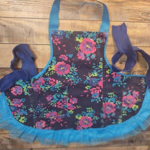 So blue Flower Jean Apron (niño pequeño)