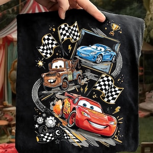 Puede incluir: Una taza de cerámica blanca con un asa negra y el texto "But First, Coffee" en negro, en negrita. La taza está sobre una superficie blanca.