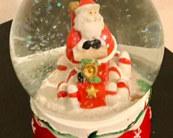 SANTA CLAUS WITH PRESENTS SNOW GLOBE ** 5 INCHES TALL ** 4 INCHES WIDE ** CUTE * 