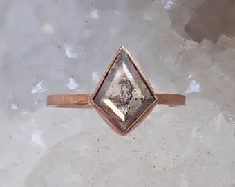 Anillo de compromiso único, diamante crudo, diamante negro, anillo de diamantes de talla rosa de sal y pimienta, hecho a mano