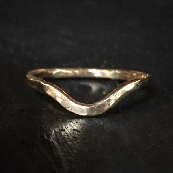 Anel curvo em ouro martelado 14k, anel em arco de ouro, anel rústico em ouro martelado para usar em conjunto com outros anéis, aliança de casamento martelada em ouro 14k, ouro maciço 14k