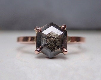 Anillo de diamantes hexagonales, diamante de sal y pimienta, anillo de compromiso exclusivo, anillo de diamantes personalizado, diamante de talla rosa
