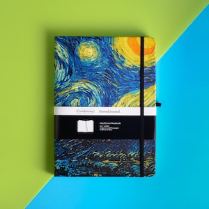 Puede incluir: Un cuaderno punteado azul y amarillo con una cubierta dura que presenta una pintura de una noche estrellada. El cuaderno tiene un cierre elástico negro y un marcapáginas de cinta negra. El texto de la portada dice "Corderona Dotted Journal" y "Hard Cover Notebook 80 / pages high quality dot paper inspire your ideas".