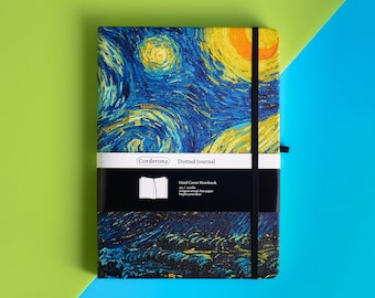 Può includere: Un diario a punti blu e giallo con una copertina rigida che presenta un dipinto di una notte stellata. Il diario ha una chiusura elastica nera e un segnalibro a nastro nero. Il testo sulla copertina recita "Corderona Dotted Journal" e "Hard Cover Notebook 80 / pages high quality dot paper inspire your ideas".