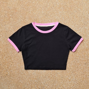 Blank Crop Ringer T-shirt: Svart med rosa kant