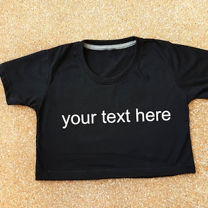黒のクロップトップ、カスタムクロップトップ、かわいいクロップトップ、フェミニストシャツ、クロップトップTシャツ、彼女へのプレゼント、友人へのプレゼント、姉妹へのプレゼント、パーソナライズされたプレゼント