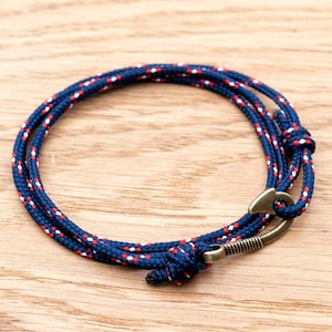 Marine blau & rot Streifen Seil Armband, Fisch Haken wickeln Armband, nautischen Stil Seil, Herren Armband, minimalistisch, Angeln Armband, PGUK