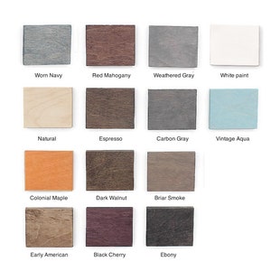 Pu&ograve; includere: Una cartella colori che mostra 13 diversi colori di tinta per legno. I colori sono: Navy usurato, Mogano rosso, Grigio vissuto, Vernice bianca, Naturale, Espresso, Grigio carbone, Aqua vintage, Acero coloniale, Noce scuro, Fumo di erica, Americano antico e Ciliegio nero.