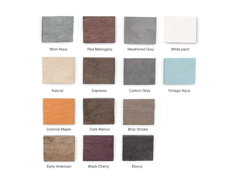 Pu&ograve; includere: Una cartella colori che mostra 13 diversi colori di tinta per legno. I colori sono: Navy usurato, Mogano rosso, Grigio vissuto, Vernice bianca, Naturale, Espresso, Grigio carbone, Aqua vintage, Acero coloniale, Noce scuro, Fumo di erica, Americano antico e Ciliegio nero.