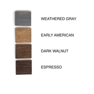 Puede incluir: Cuatro muestras de color de tinte para madera: gris desgastado, americano antiguo, nogal oscuro y espresso.