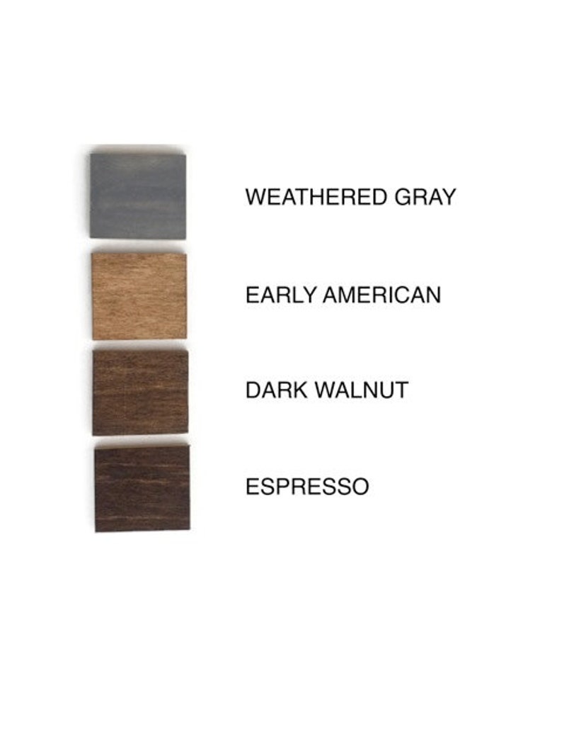 Puede incluir: Cuatro muestras de color de tinte para madera: gris desgastado, americano antiguo, nogal oscuro y espresso.
