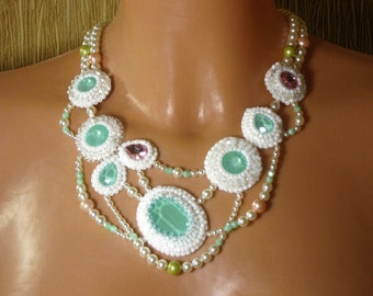 L’odeur de menthe, un collier avec perles, collier