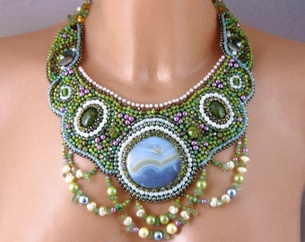 Venus - necklace green beademboidery