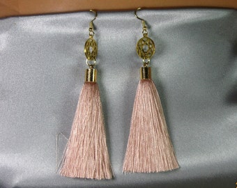 Beige - earrings with beige-pink tassels.