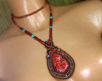 Jaspe rouge-collier long avec le cintre