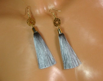 Twilight - earrings with beige-gray tassels.