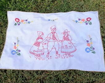 Vintage Bulgarian Embroidered Tapestry: Folk Art Decor (33.1 x 21.3 in)