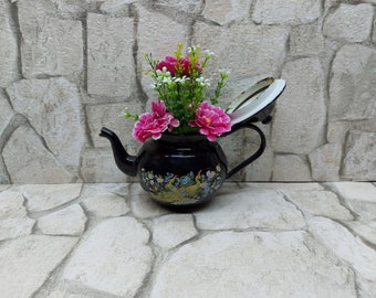 Teiera vintage in smalto nero: arredamento da cucina retrò, bollitore da collezione
