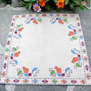 Linen Tablecloth 17.9 in x 17.9 in  45.5 cm x 45.5 cm European Beautiful Folk Art Vintage Hand-Embroidered