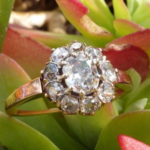Antique daisy oval diamond ring with a 0.40 ct old mine cut diamond, 18k rose gold, circa 1890-1920