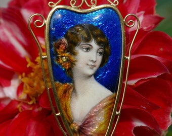 Pendentif portrait en émail peint et or jaune 18 cts, signé Issanchou, début XXème, France