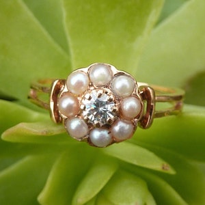 Anillo de zafiro blanco rodeado de perlas naturales en oro rosa de 18 quilates, alrededor de 1900