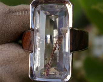 Rutilated quartz and wood Ring in 18k white gold, France, 90-2000's