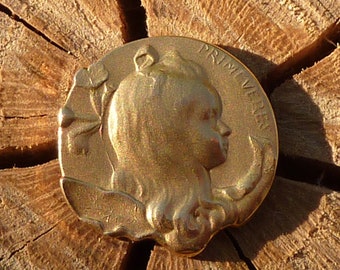 Pendentif Fillette dans les Primevères en plaqué or, circa 1920, France